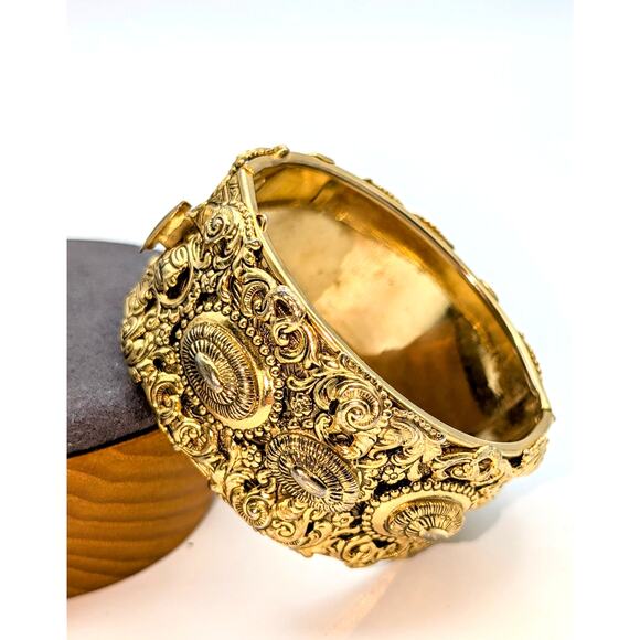 Vintage Victorian Revival Repousse Hinged Gold Tone Estate Bangle - Picture 1 of 5